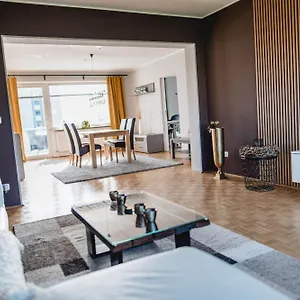 Me Homes - Grosse Moderne Designer-wohnung Fuer Urlaub Und Business - Mit Kueche, Buero, Balkon Und 2 Parkplaetzen Bayreuth